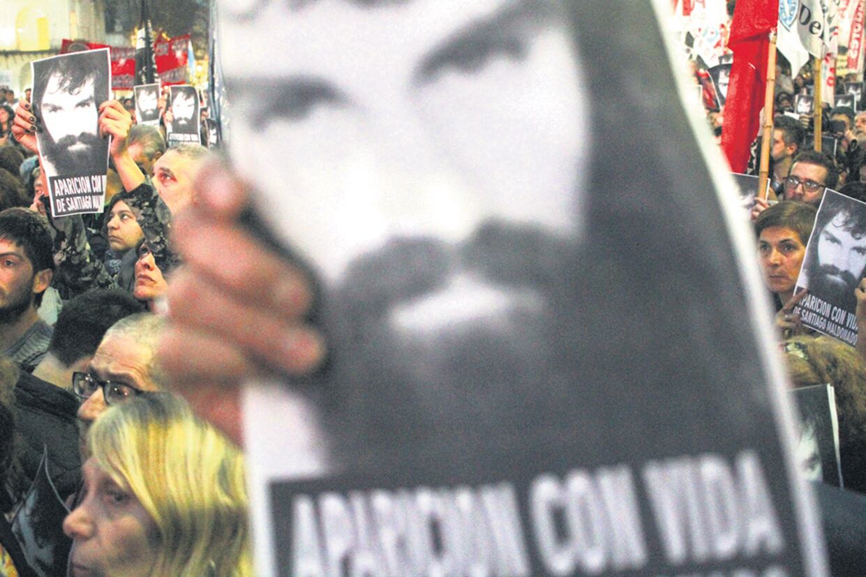 Miles y miles de fotos de Santiago Maldonado fueron levantadas durante la masiva movilización a Plaza de Mayo.