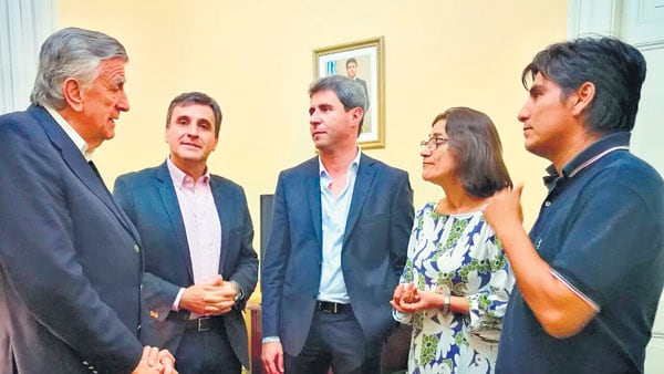 El titular del PJ, José Luis Gioja, junto a los gobernadores de San Juan, Sergio Uñac, y de Catamarca, Lucía Corpacci.