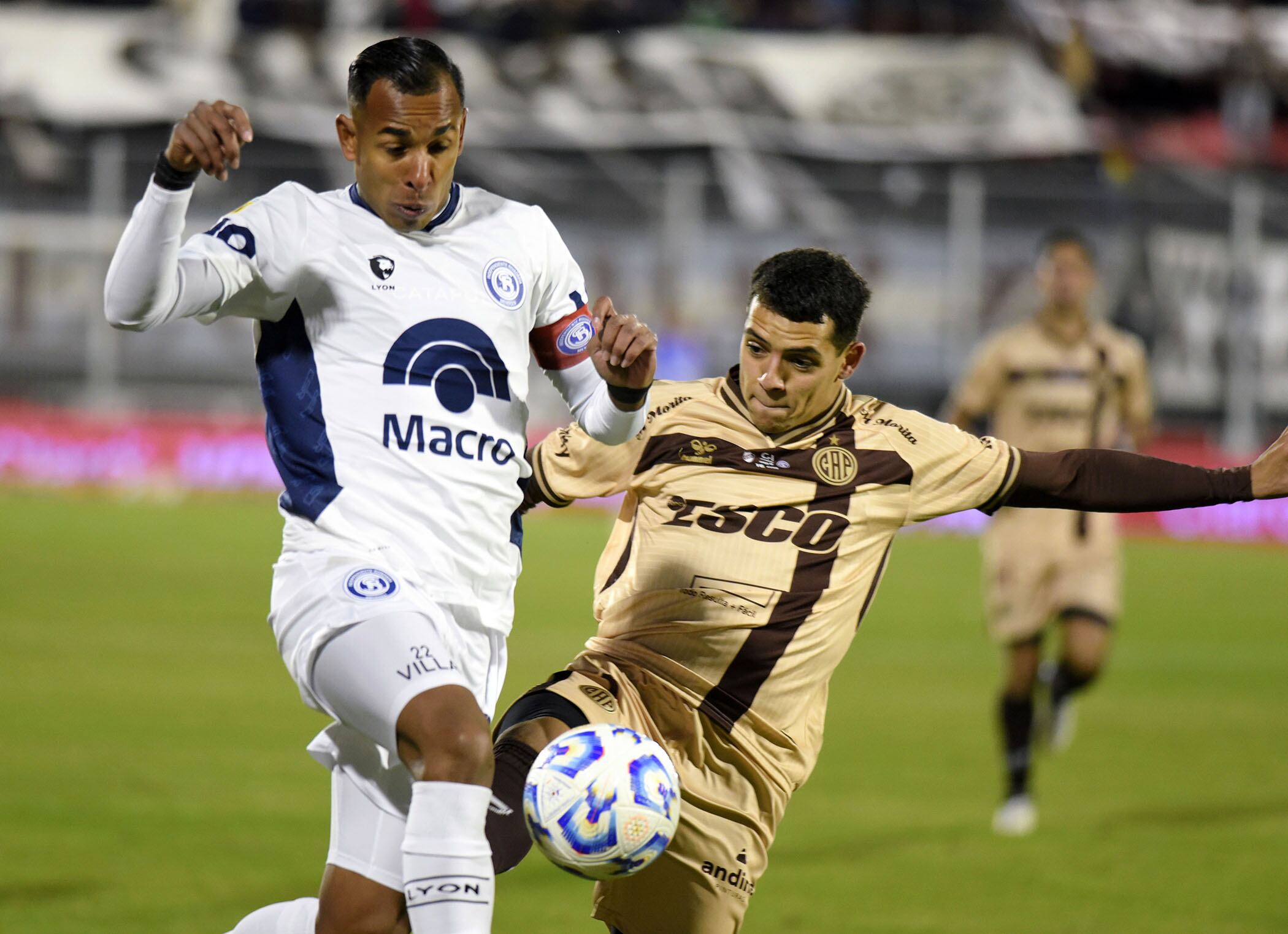 Sebastián Villa contra Tomás Silva.