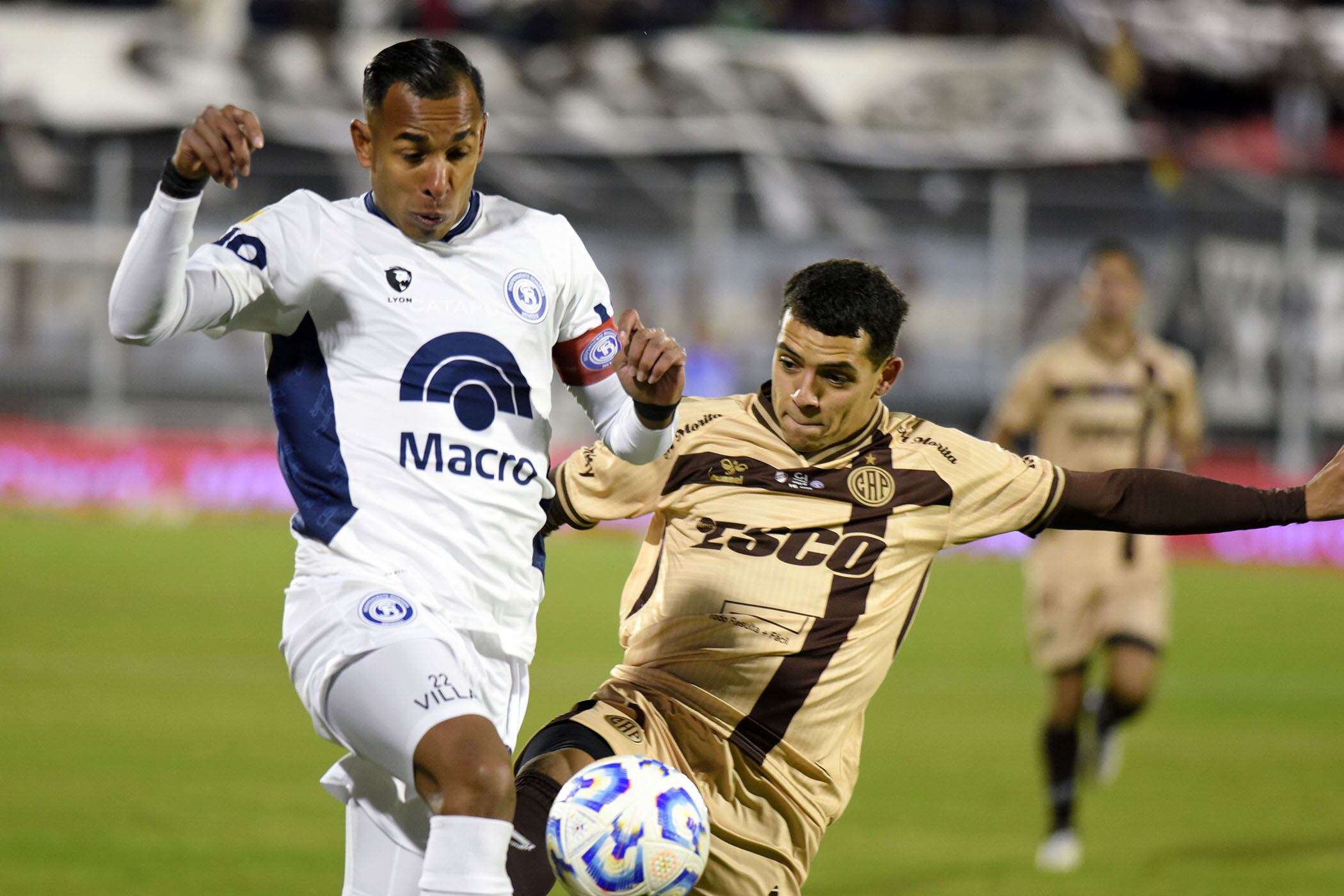 Sebastián Villa contra Tomás Silva.