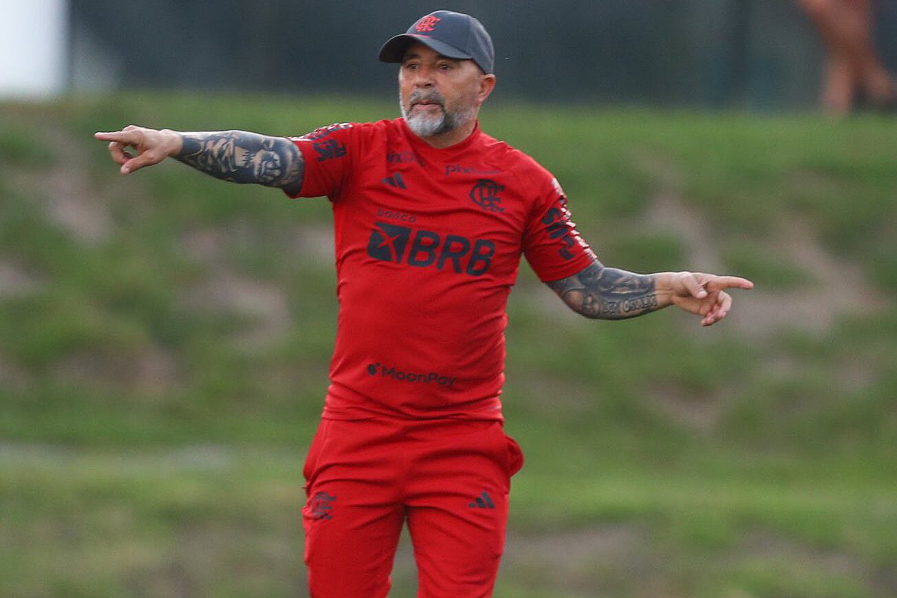 Jorge Sampaoli siempre se destaca por su look: esta vez, todo rojo