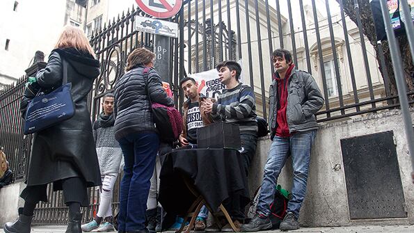Mientras se entregaban las cajas con los trámites, hubo gente que se acercó a la mesa de CAEL.