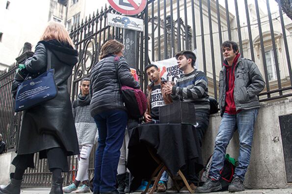 Mientras se entregaban las cajas con los trámites, hubo gente que se acercó a la mesa de CAEL.
