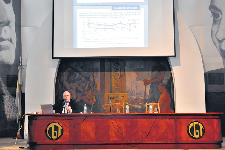El director del Observatorio de la Deuda Social de la UCA, Agustín Salvia, en la CGT.