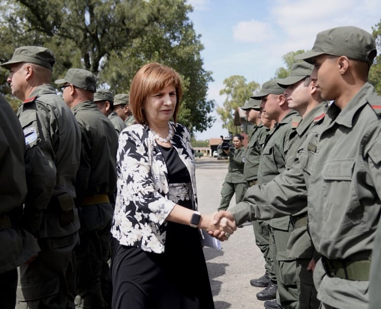 Bullrich no dudó en insultar a quienes la increparon en Uruguay