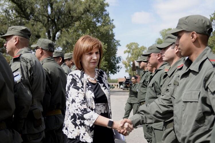 Bullrich no dudó en insultar a quienes la increparon en Uruguay