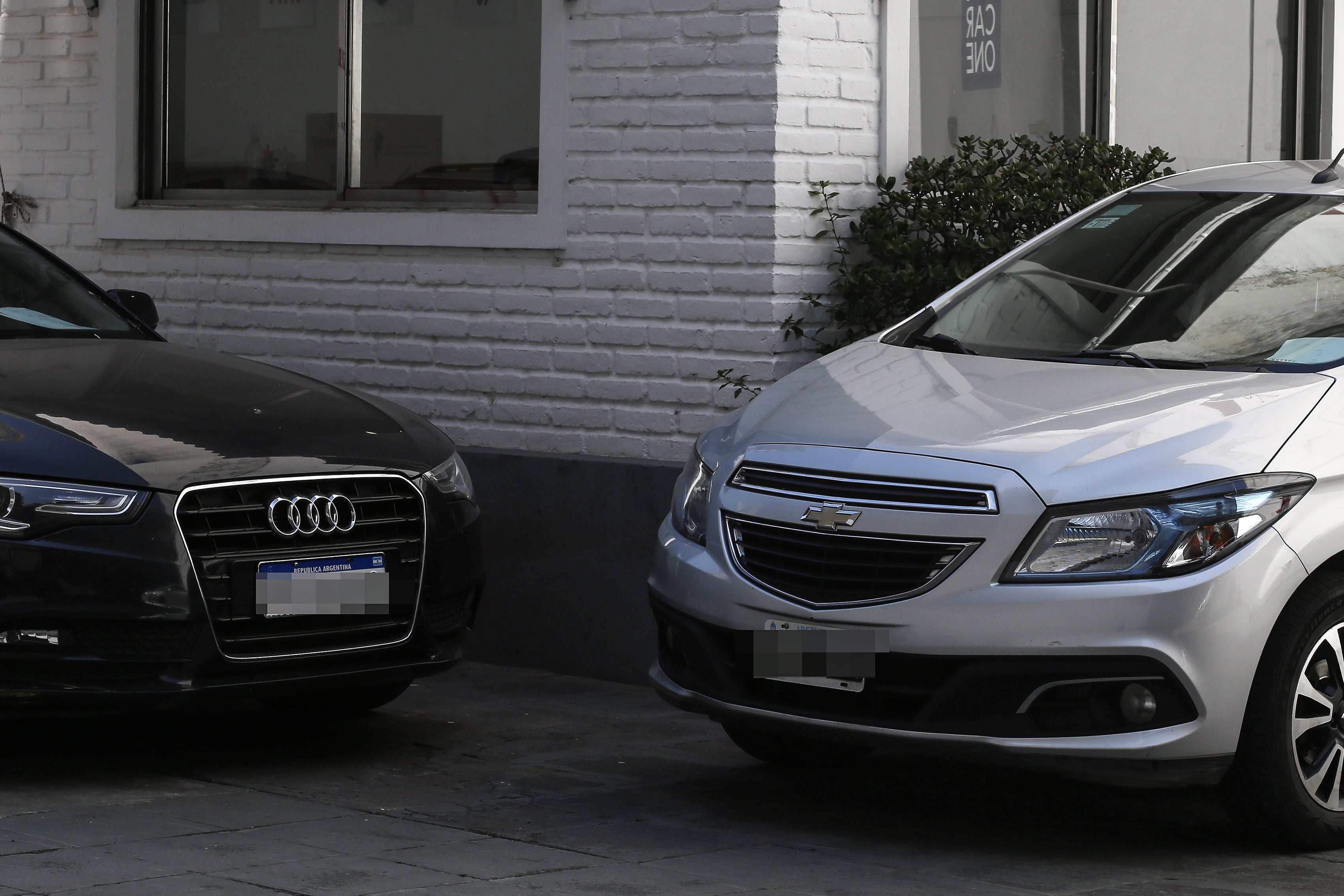 Los autos que se benefician de la medida no bajan de los 40 millones de pesos.