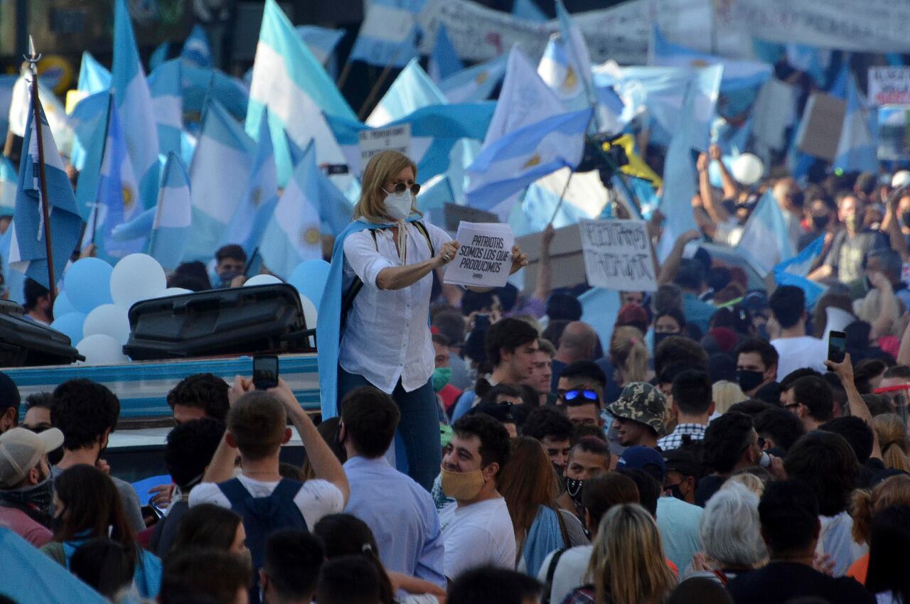 Hubo jóvenes que tras participar del banderazo en Córdoba quisieron hisoparse para ver si tenían coronavirus.
