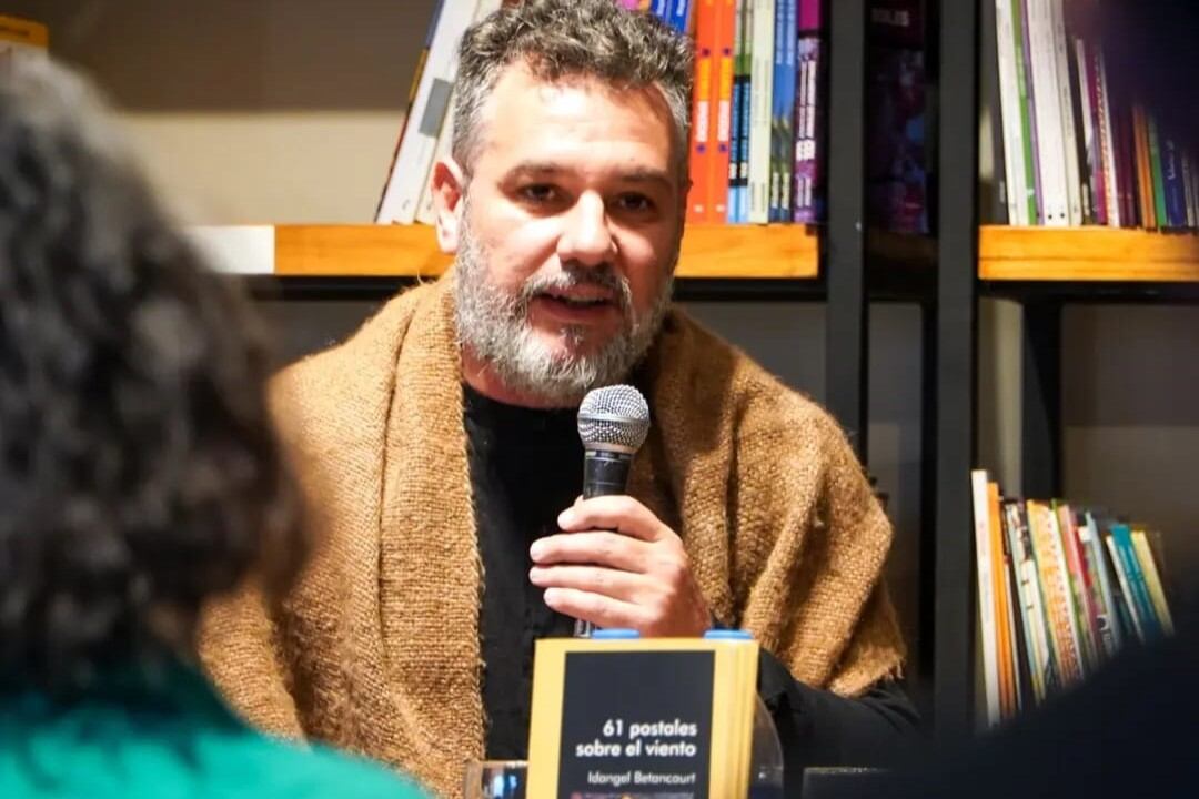 Idangel Betancourt en la presentación de 61 Postales sobre el viento.