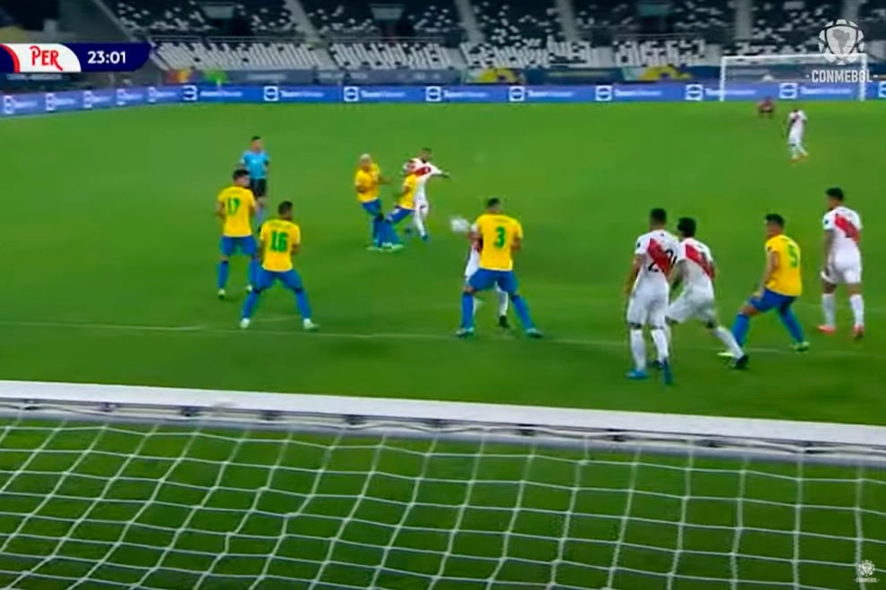 Thiago Silva estira el codo y desvía el remate