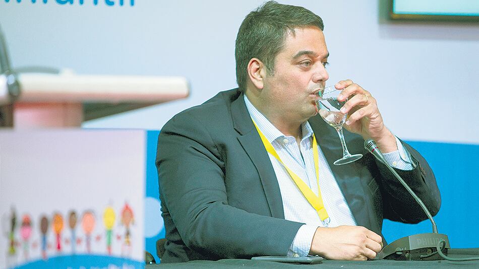 Jorge Triaca, ministro de Trabajo, firmó el decreto que impide aumentos fuera de registro.