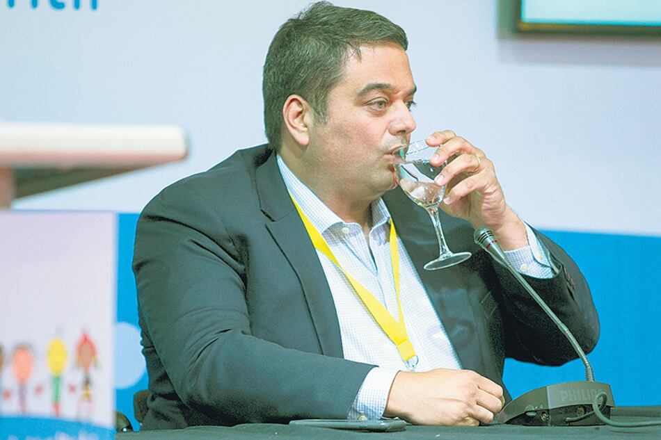 Jorge Triaca, ministro de Trabajo, firmó el decreto que impide aumentos fuera de registro.