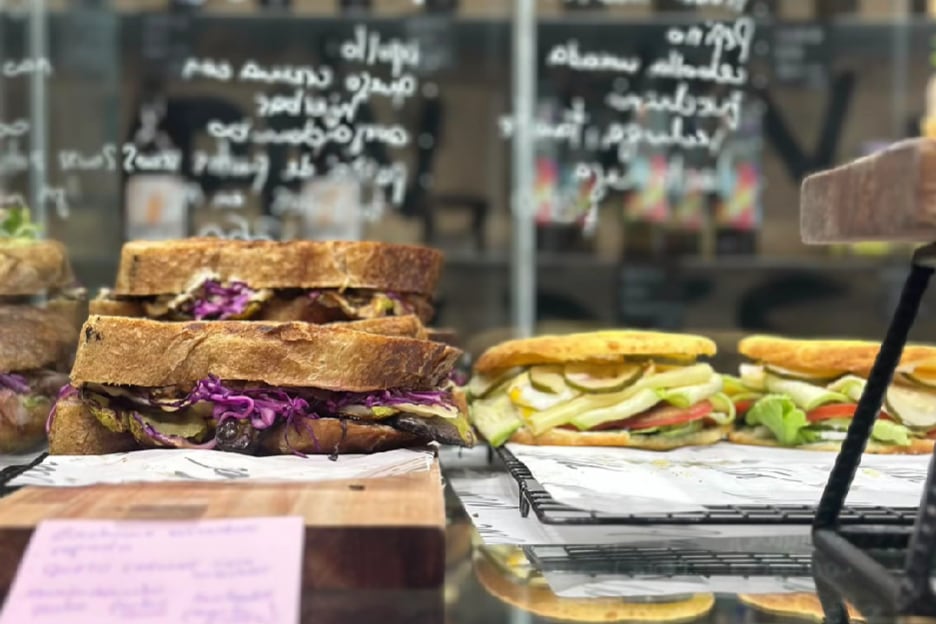 Los locales adheridos ponen en oferta el excedente de producción del día con precios de hasta 35 por ciento más baratos.