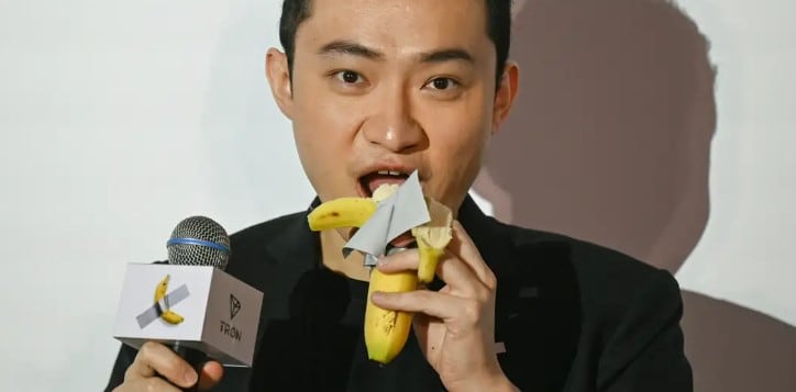 Sun convocó a una conferencia de prensa y se comió la obra de arte