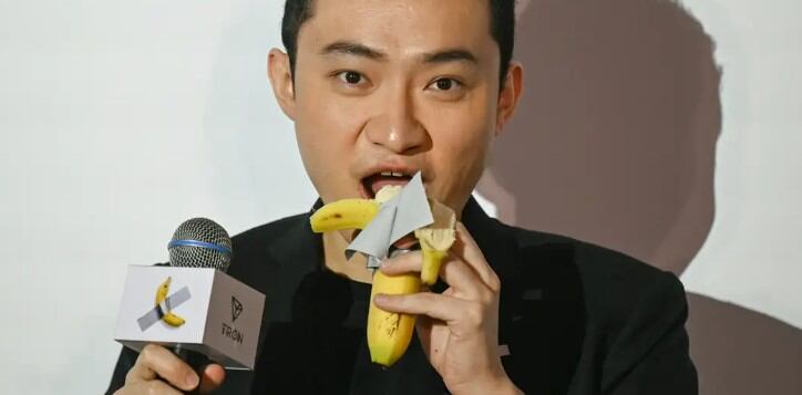 Sun convocó a una conferencia de prensa y se comió la obra de arte