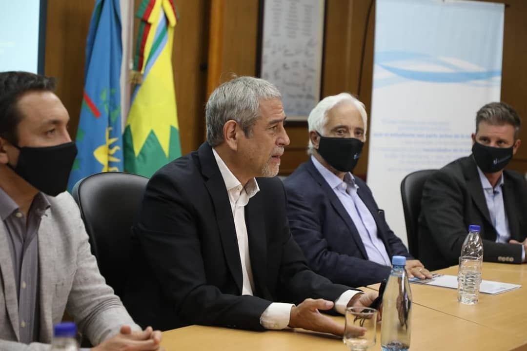 El ministro Jorge Ferraresi hizo la presentación junto al rector de la UNAJ, Ernesto Villanueva.