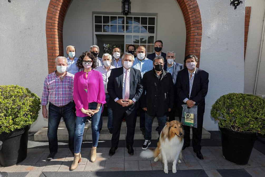 La postal en la puerta de Olivos de funcionarios y sindicalistas incluyó a Dylan.