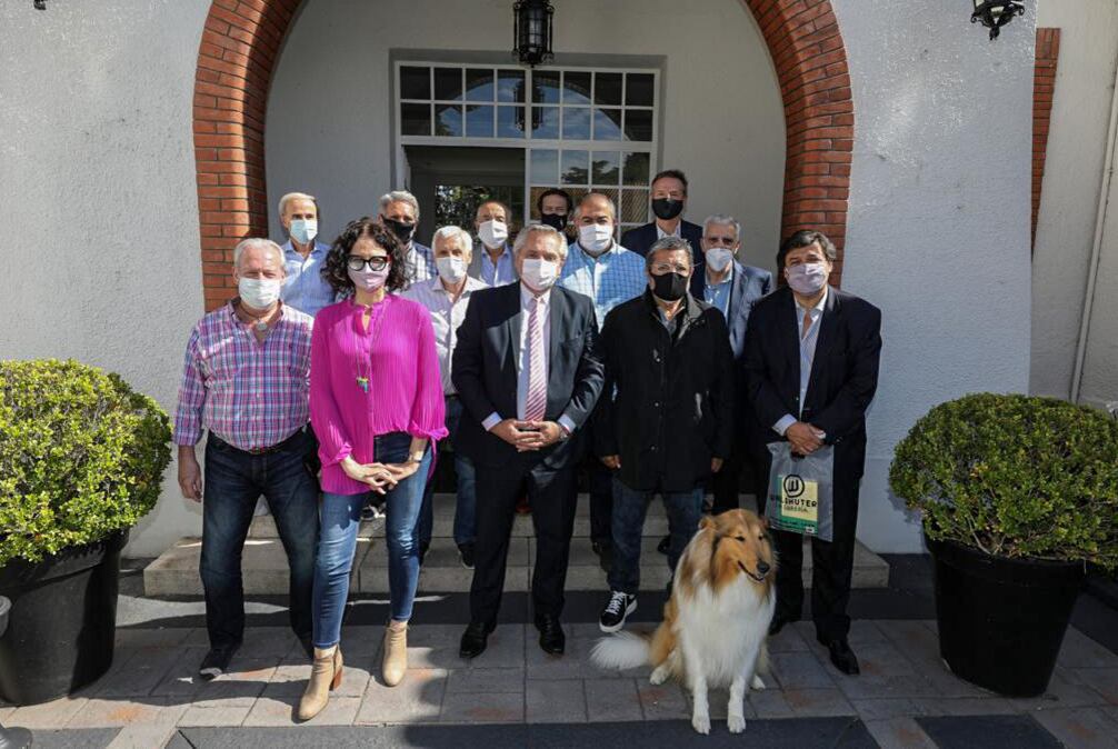 La postal en la puerta de Olivos de funcionarios y sindicalistas incluyó a Dylan.