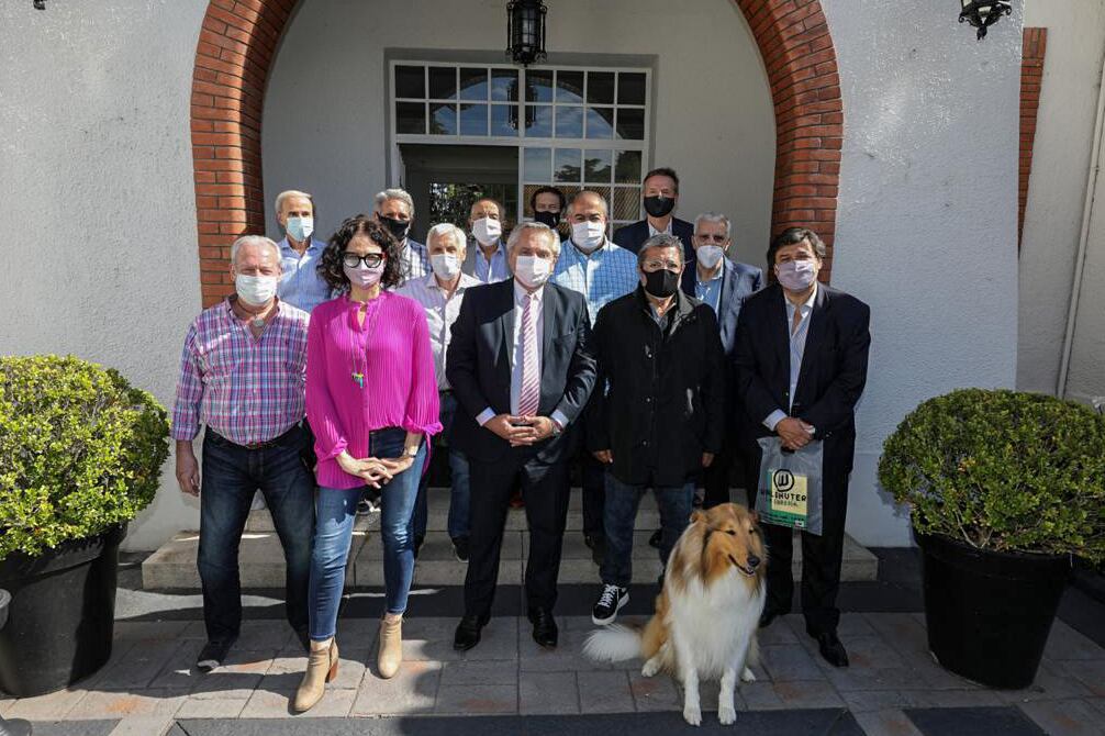 La postal en la puerta de Olivos de funcionarios y sindicalistas incluyó a Dylan.