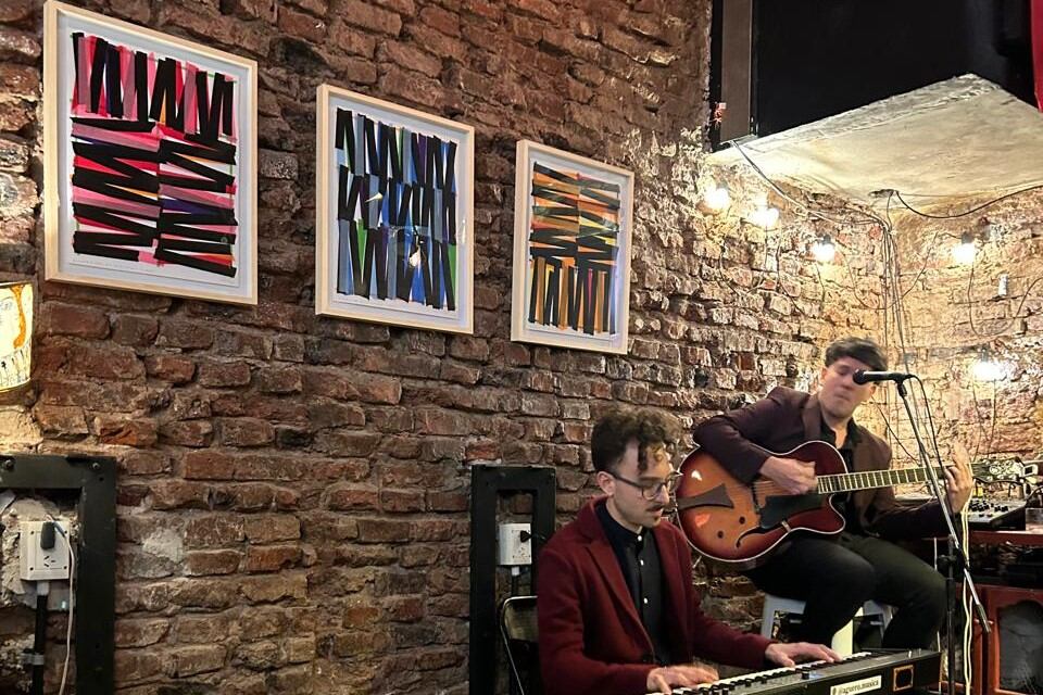 El dúo C'est Picó en la inauguración de la muestra de Gabriel Feld.