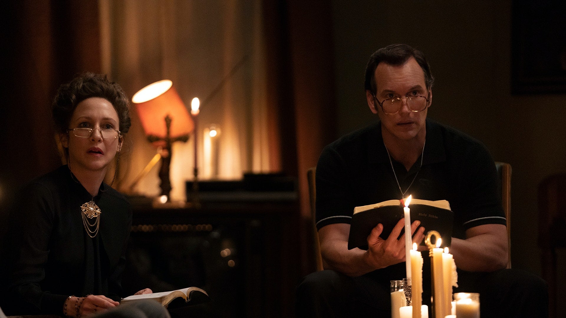 Vera Farmiga y Patrick Wilson entre velas y crucifijos. 