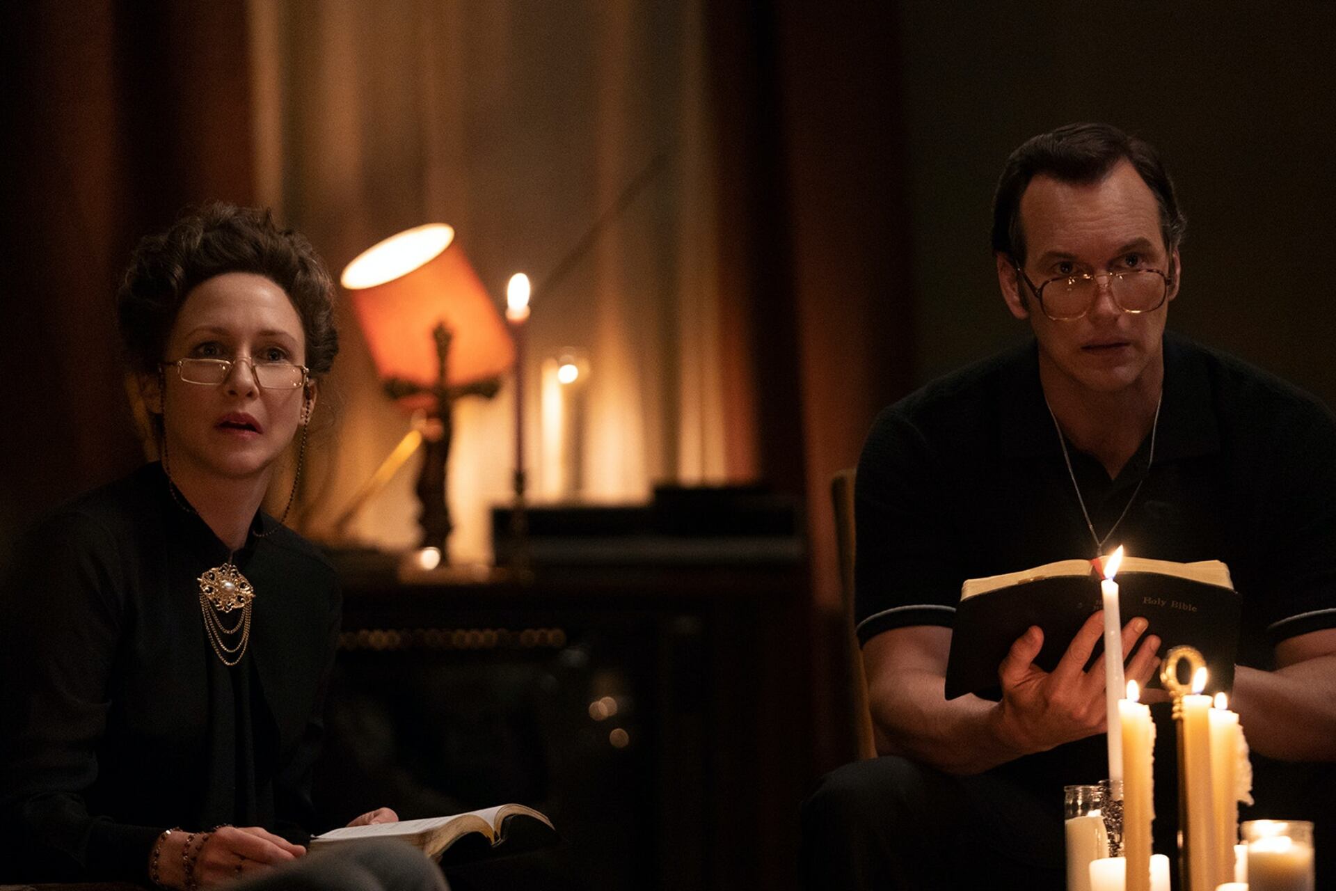 Vera Farmiga y Patrick Wilson entre velas y crucifijos.