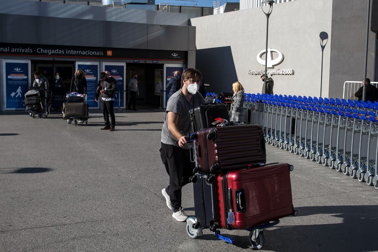 El Gobierno oficializó los nuevos requisitos que en el marco de la pandemia deben cumplir los argentinos y residentes que ingresan al país.