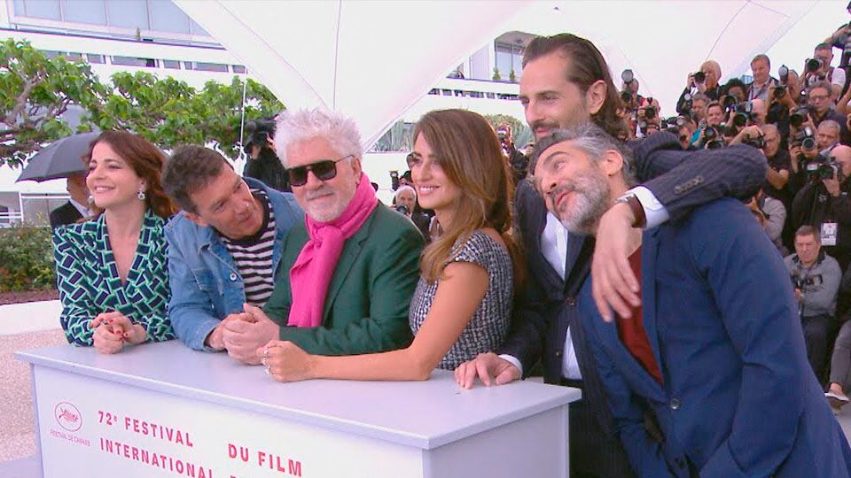 Banderas, Almodóvar, Penélope Cruz y Leonardo Sbaraglia con la prensa en Cannes.