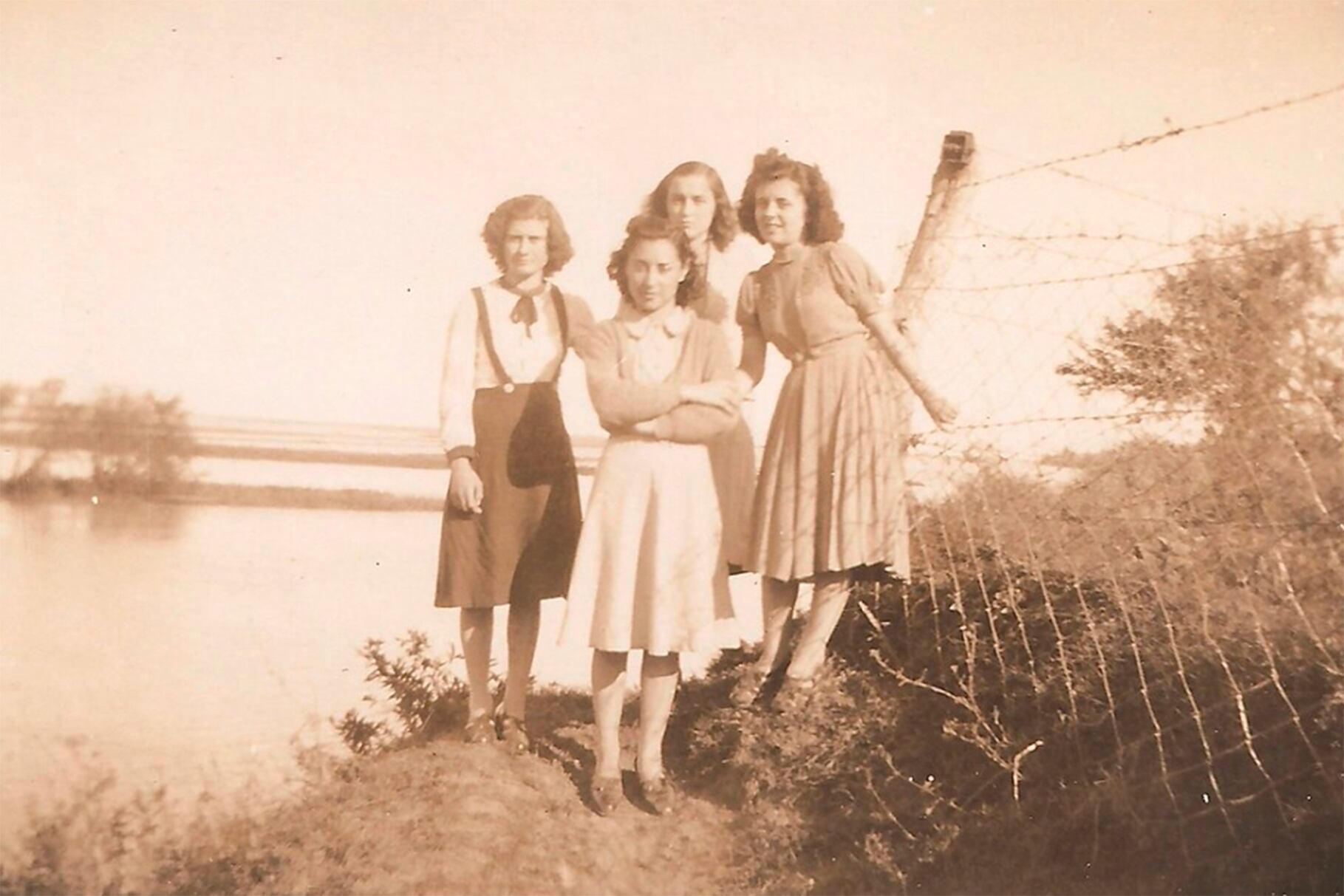 1) Grupo de amigas a la orilla del río Coronda (1940). 2) Trabajadores de los hornos de ladrillos en Alvarez (1950). 3) Picnic del Día del Estudiante (1939). 4) Un festejo de casamiento.