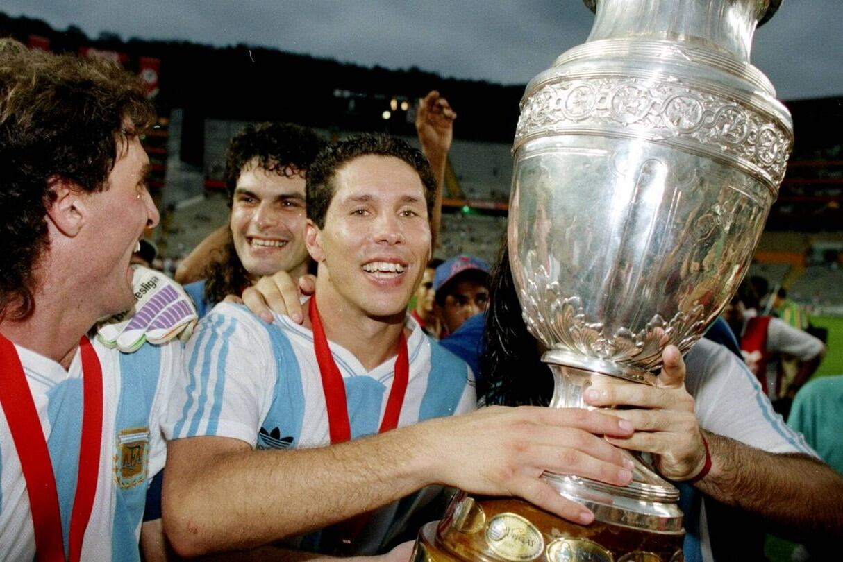 Empezando por hoy, los jueves de abril se podrá ver en DirecTV el estreno de la miniserie biográfica Simeone: vivir partido a partido