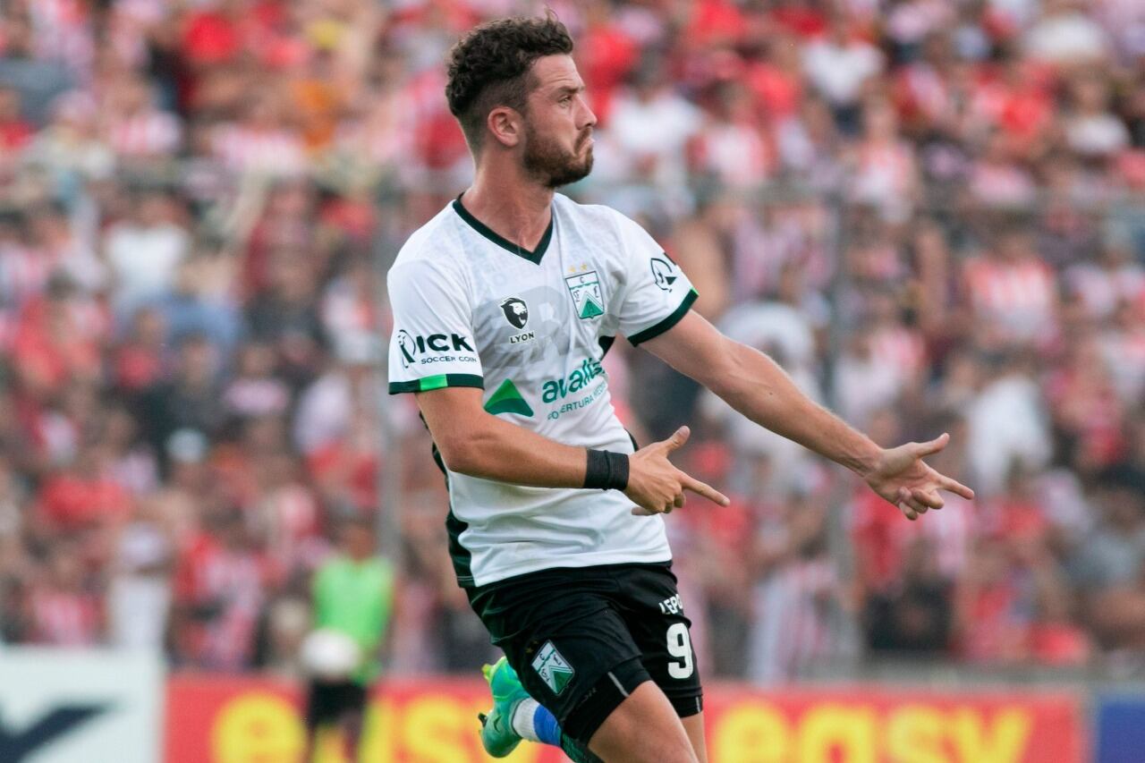Molina celebra el primer gol para la gran victoria de Ferro en Tucumán 