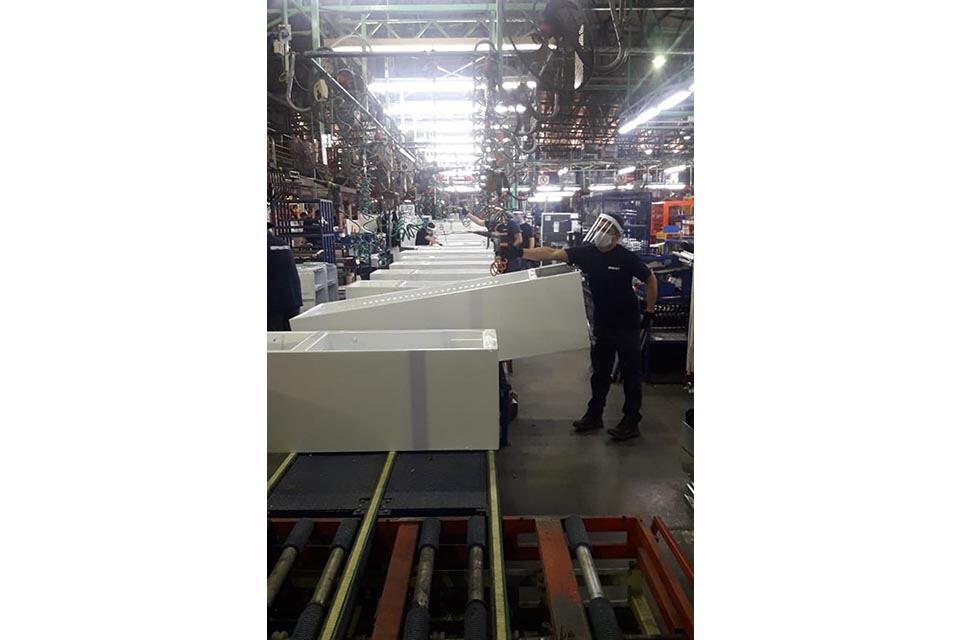 La fábrica de heladeras Bricket retomó ayer la producción.