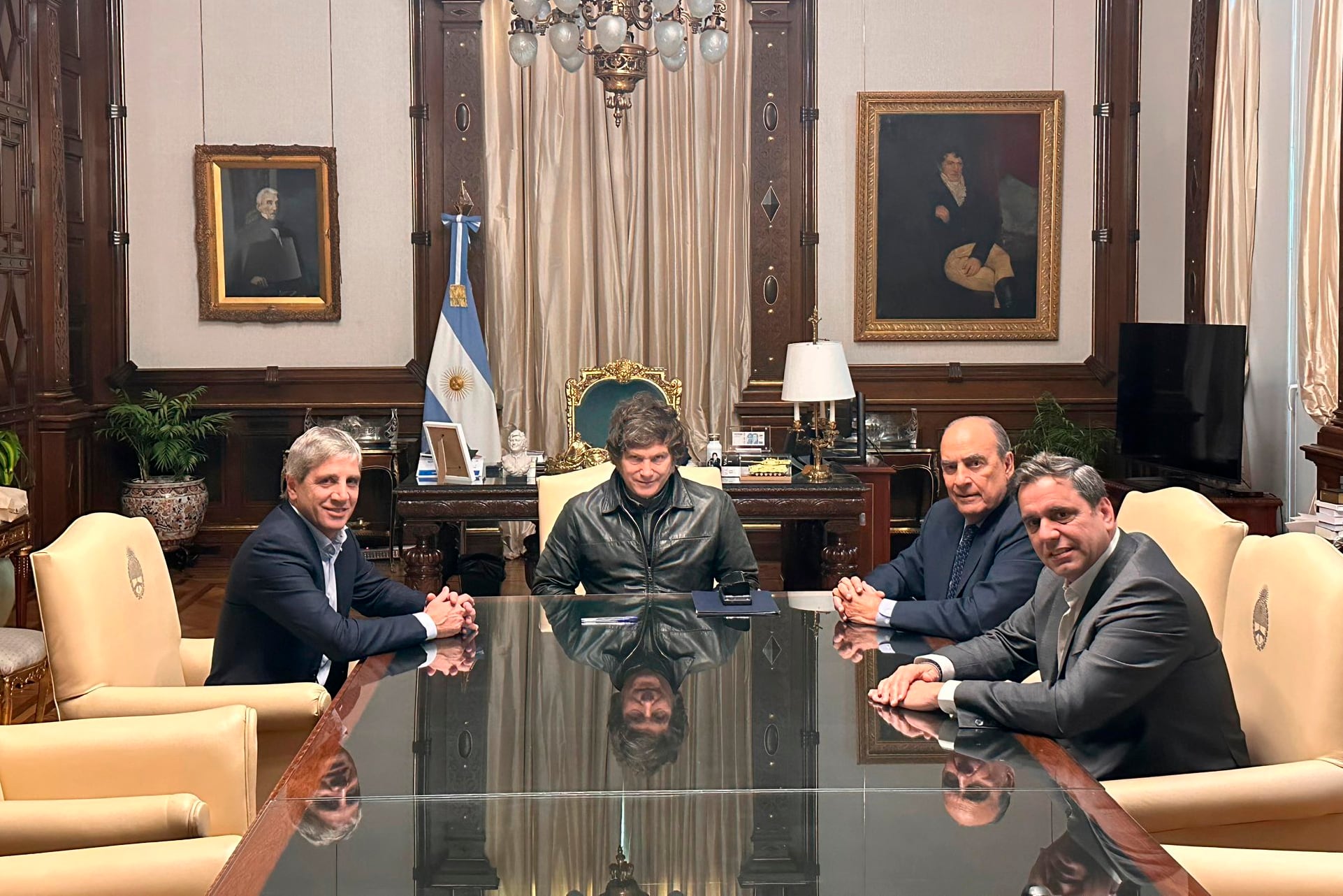 Milei intenta recontruir los puentes con los gobernadores que él mismo rompió.