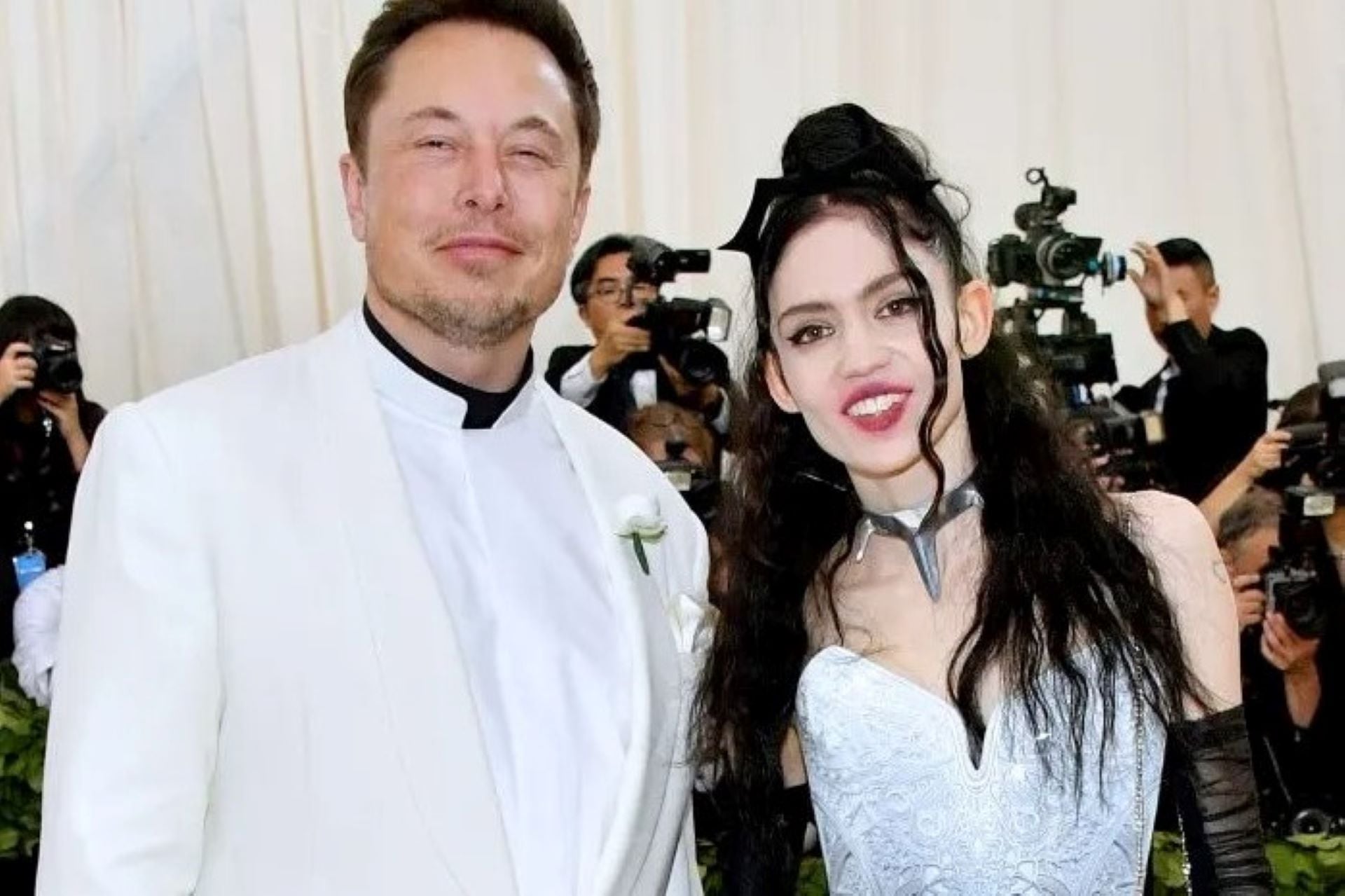 Elon Musk y su última pareja, la cantante Grimes, con quien tiene tres hijos.