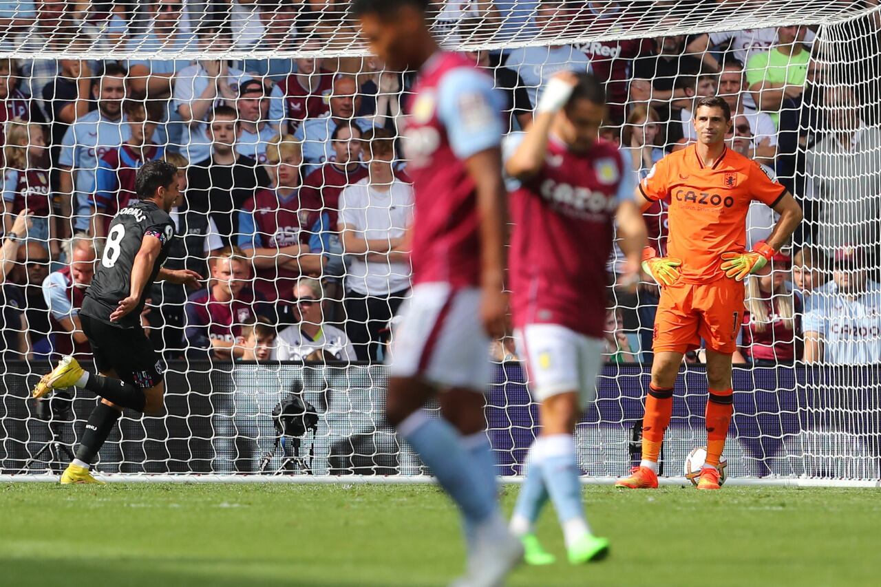 Brazos en jarra, "Dibu" Martínez padece una nueva derrota con Aston Villa