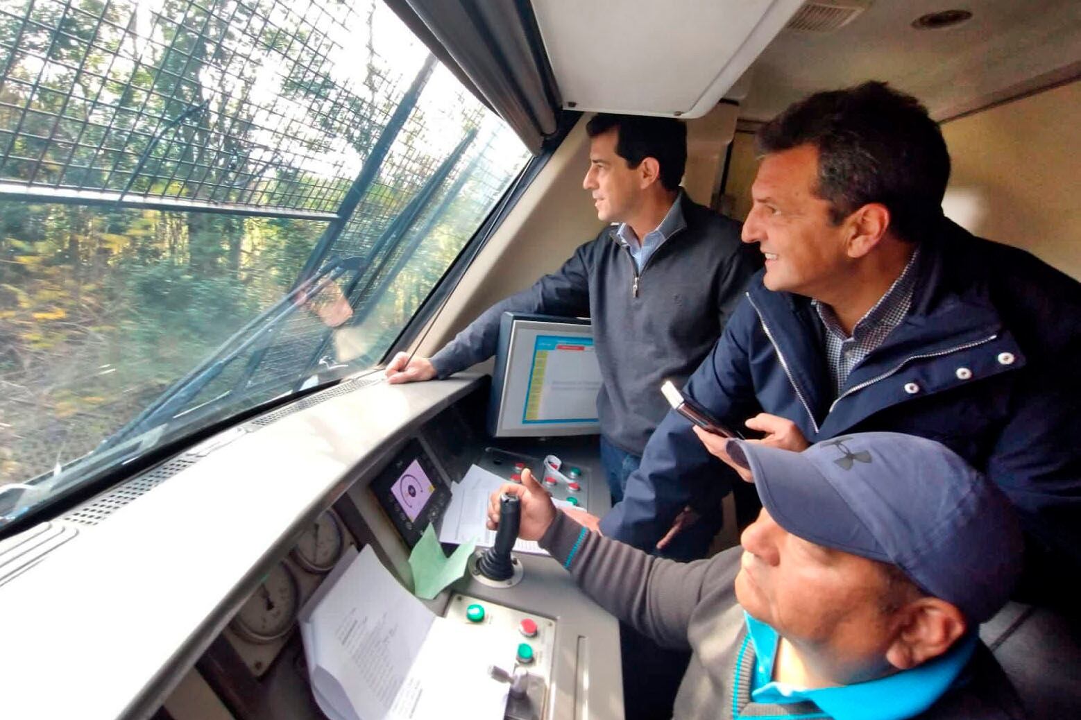Wado de Pedro y Sergio Massa en la cabina del nuevo tren.