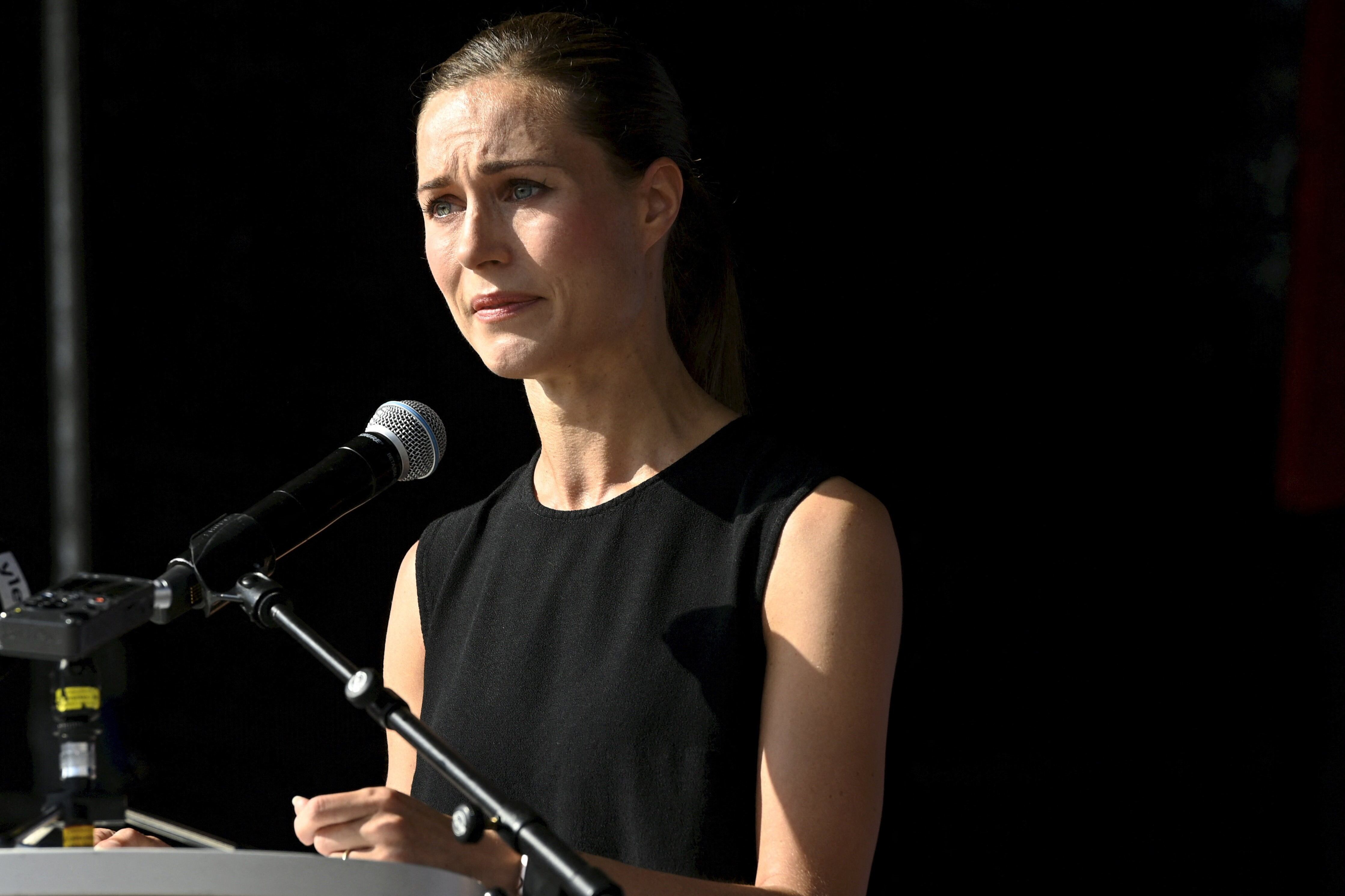 Al borde de las lágrimas, la primera ministra de Finlandia se defendió de sus controvertidas fiestas. 