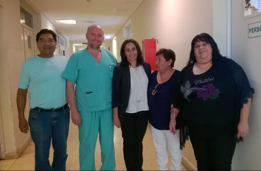 Josefina Medrano (al centro), junto a Pablo Salomón, el candidato cuestionado 