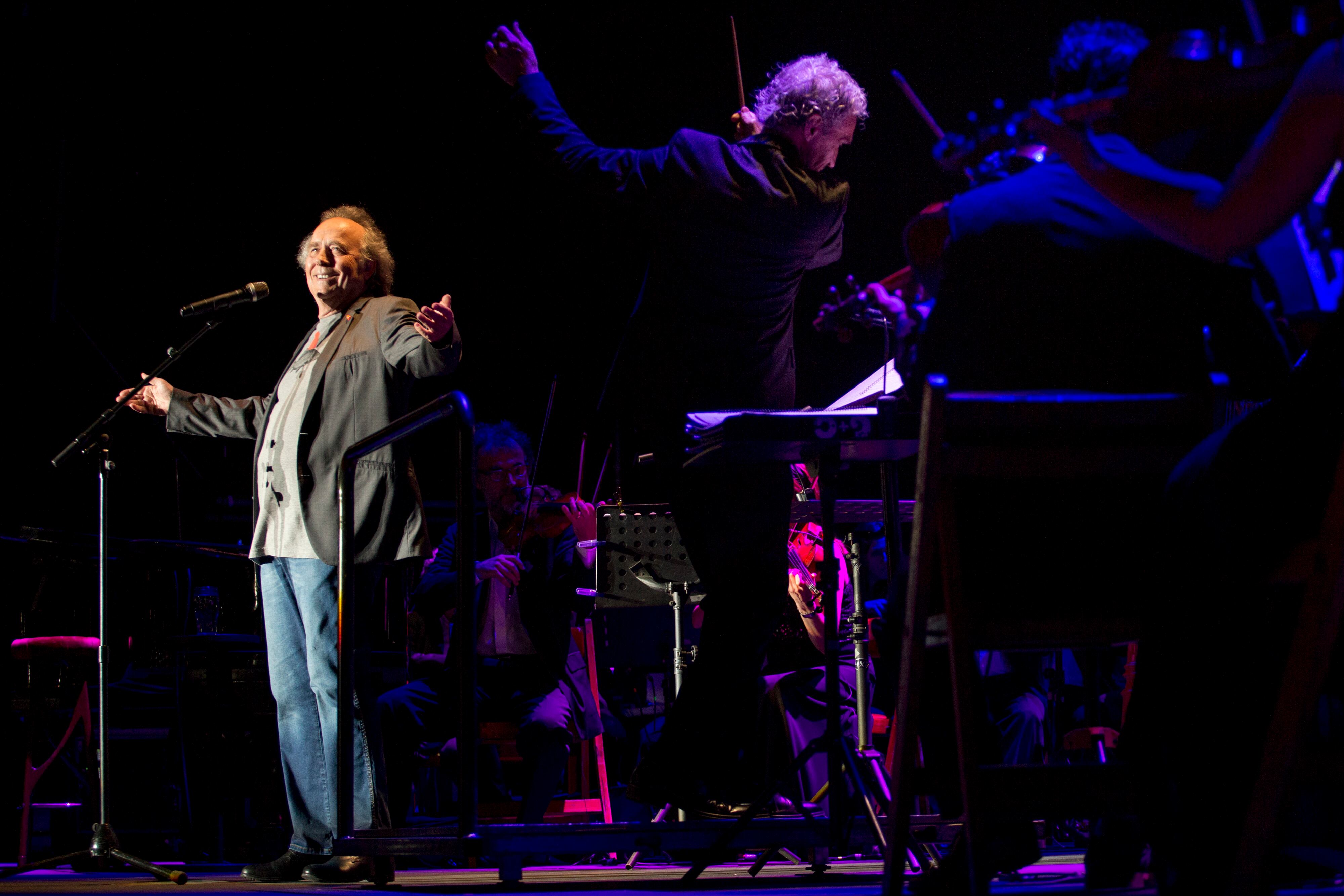 Serrat, esta vez de sport, volvió a desplegar su carisma frente a un público incondicional.