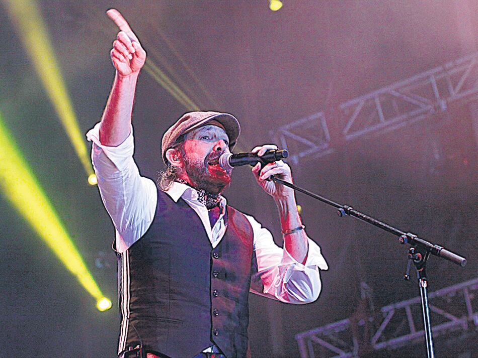 Guerra se presentó ante un estadio con algunos vacíos.