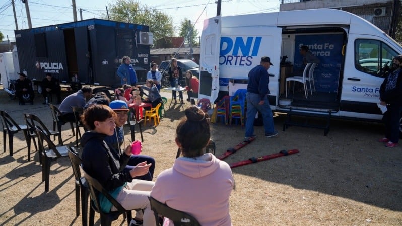 La posibilidad de resolver trámites, como documentación, es una pata del operativo.