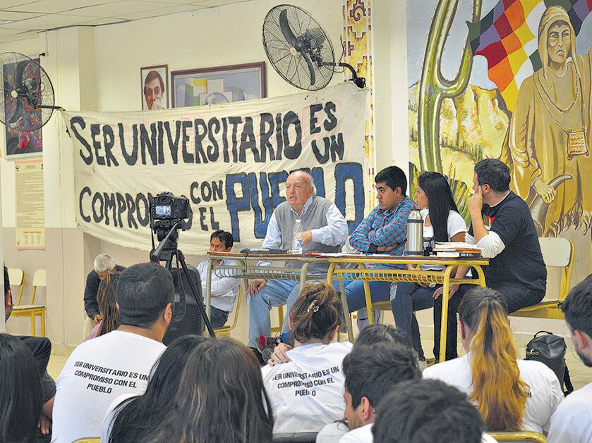 Raúl Noro, el marido de Milagro Sala, con los universitarios en la sede de la Tupac Amaru.