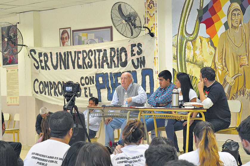 Raúl Noro, el marido de Milagro Sala, con los universitarios en la sede de la Tupac Amaru.