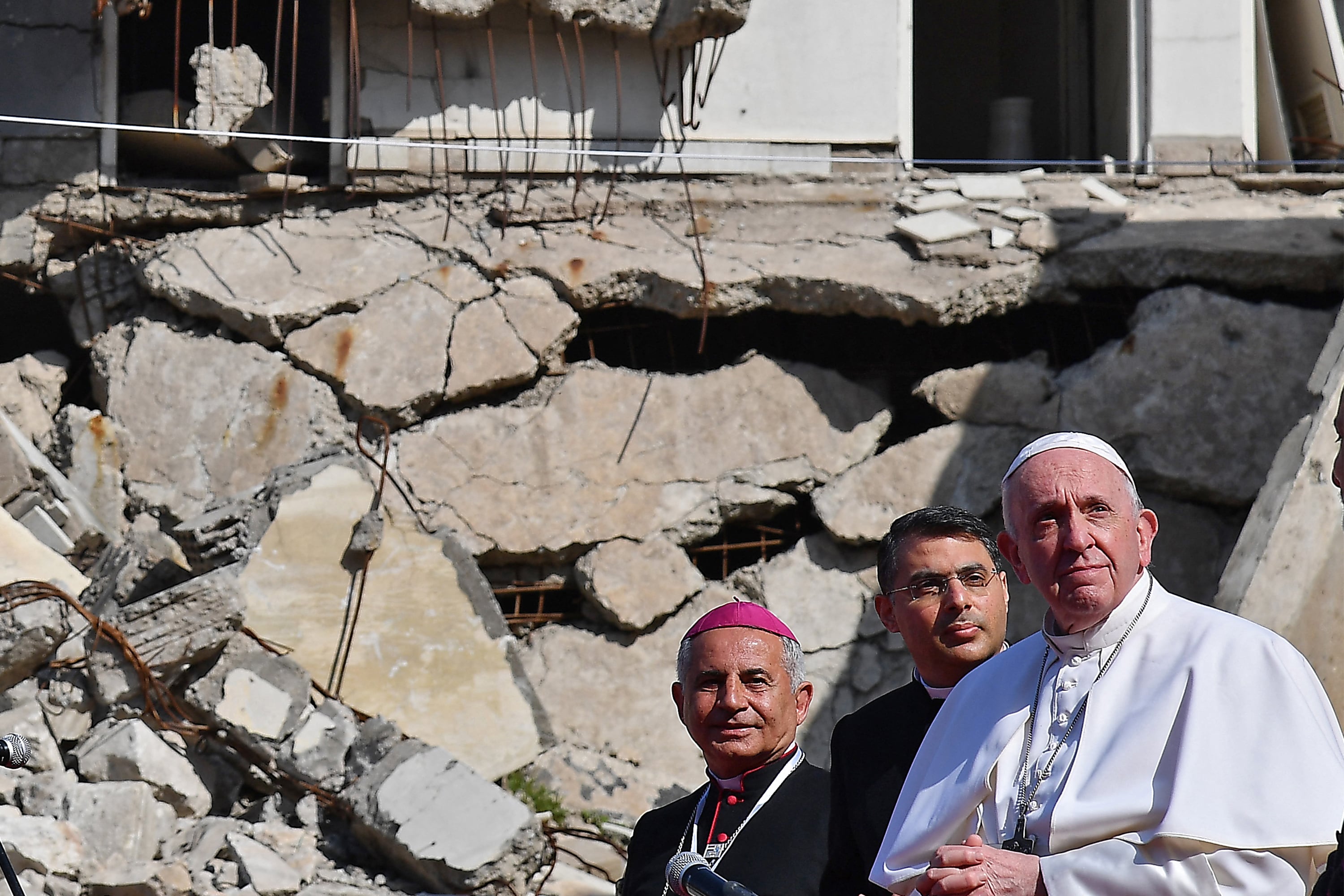 El papa Francisco entre las ruinas de la guerra durante su visita a Irak.