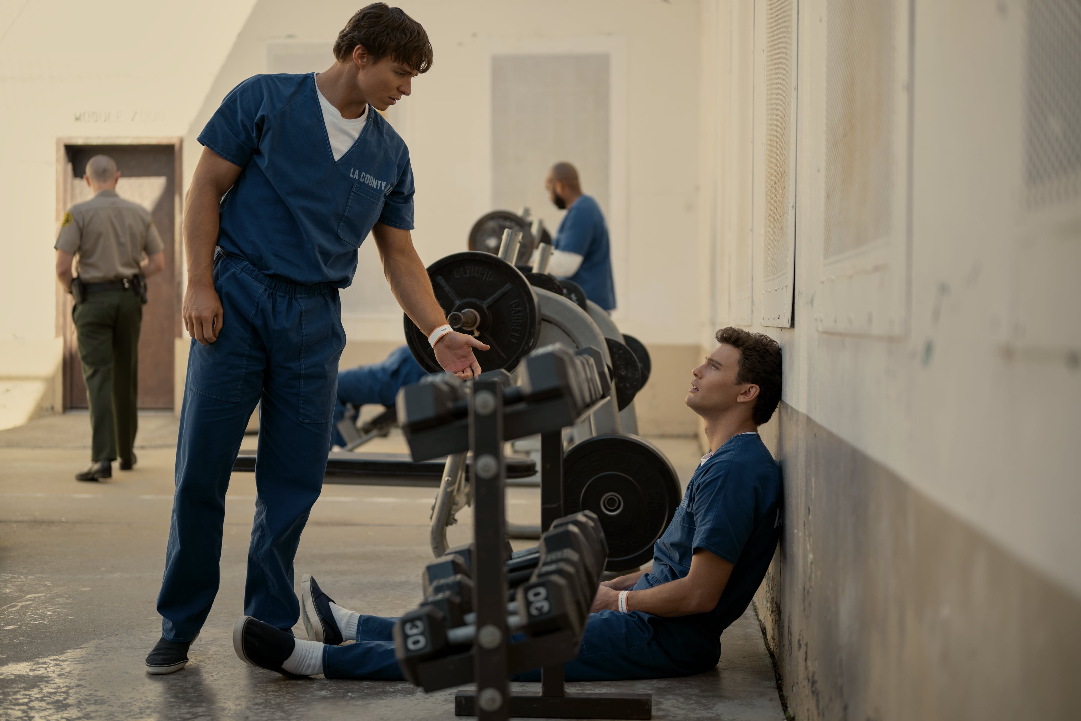 Nicholas Chavez (Lyle Menendez) y Cooper Koch (Erik Menendez), los hermanos del doble homicidio