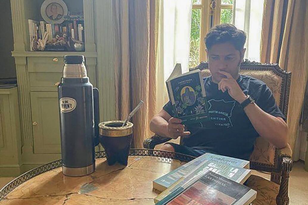Foto que Kicillof compartió en sus redes sociales, leyendo uno de los libros criticados.