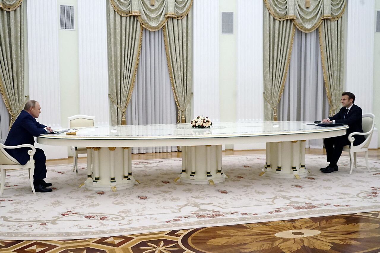 La foto difundida del encuentro generó una cascada de burlas y de comparaciones con la distancia mantenida entre Putin y otros dignatarios extranjeros.