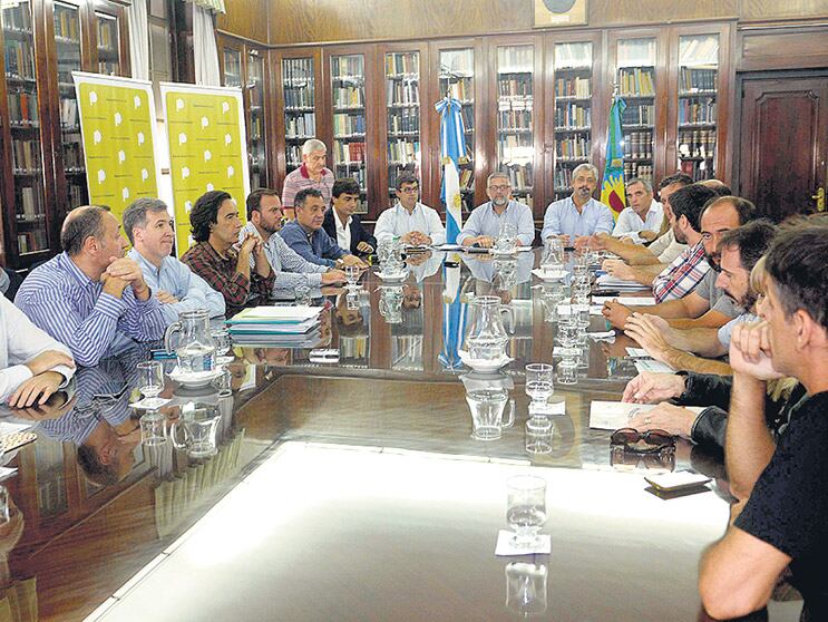 Los ministros de Trabajo, Educación y Economía sólo lograron sentar a la mesa de negociación a 3 de los 8 gremios.