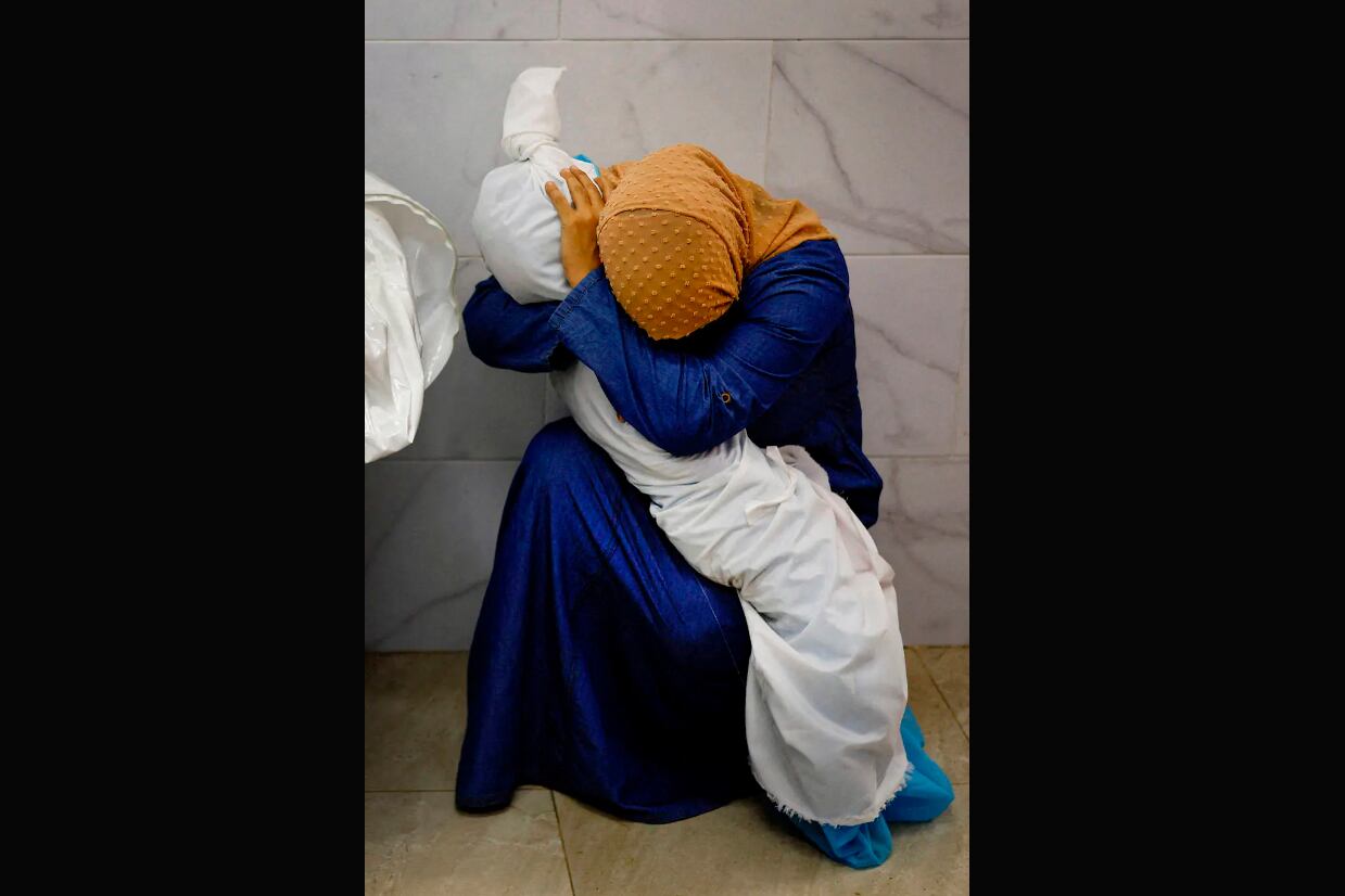 La dolorosa imagen de una mujer con una niña muerta en brazos en Gaza gana el premio a Foto del Año de World Press. (Imagen: Instagram @mohammedsalem85)
