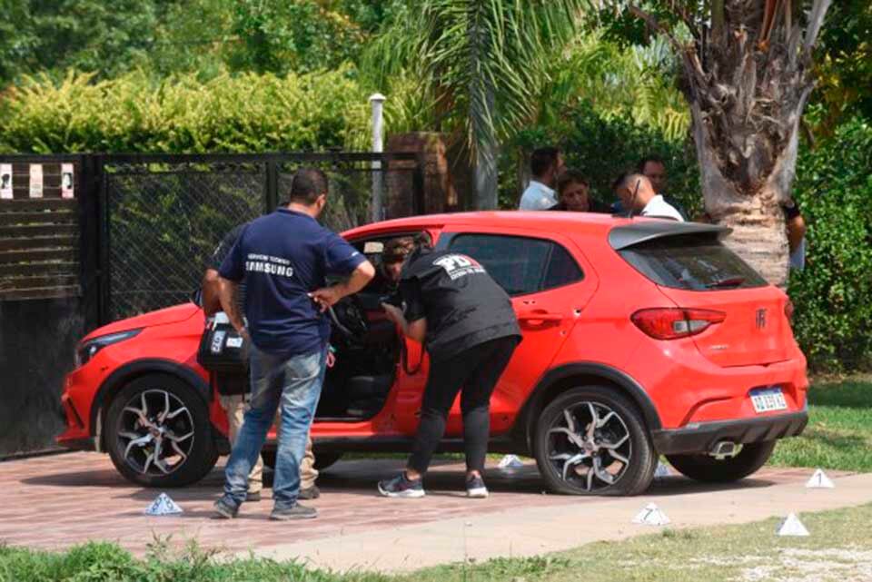 Además del auto de la hermana Alvarado se secuestraron armas y drogas.